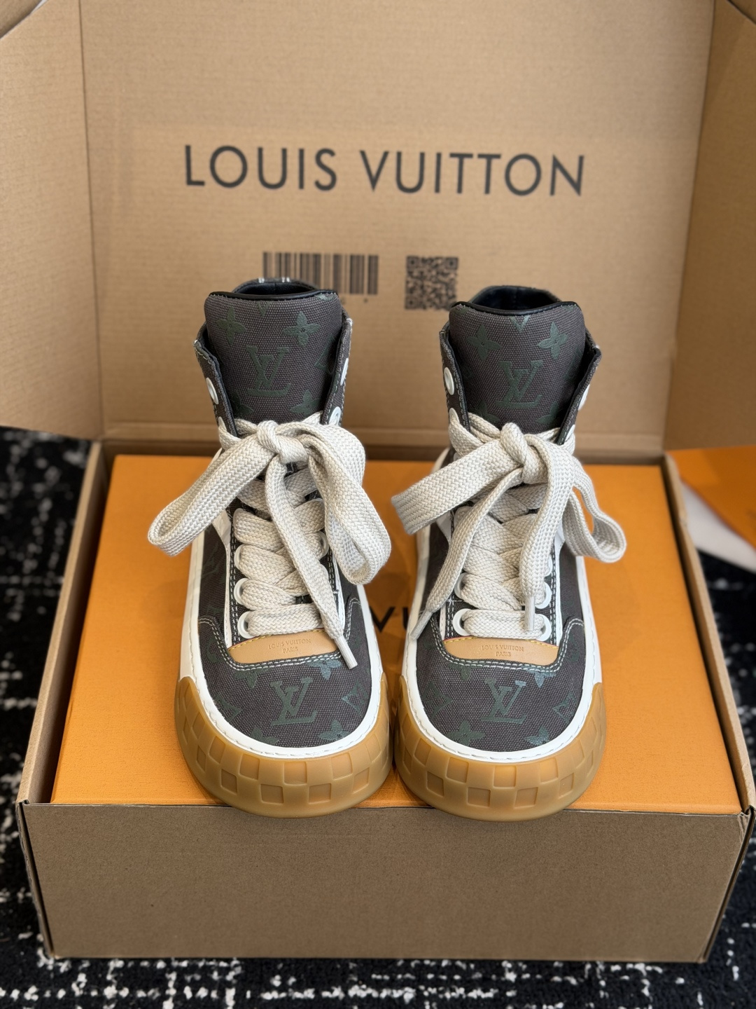 代购级(⚠️官网同步✈️盒包装) Louis vuitton路易威登 26ss 新色 LV板鞋 高帮休闲鞋 原版1:1开 代购级(⚠️官网同步✈️盒包装) Louis vuitton路易威登 26ss 新色 LV板鞋 高帮休闲鞋 原版1:1开