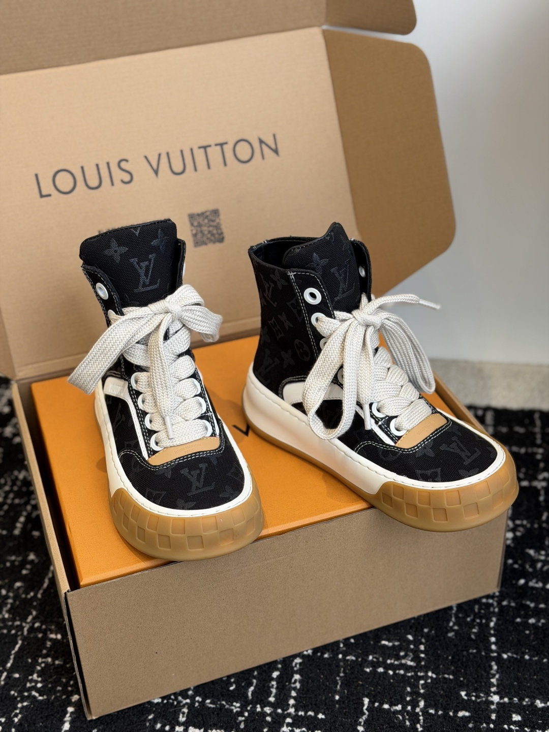代购级(⚠️官网同步✈️盒包装) Louis vuitton路易威登 26ss 新色 LV板鞋 高帮休闲鞋 原版1:1开 代购级(⚠️官网同步✈️盒包装) Louis vuitton路易威登 26ss 新色 LV板鞋 高帮休闲鞋 原版1:1开