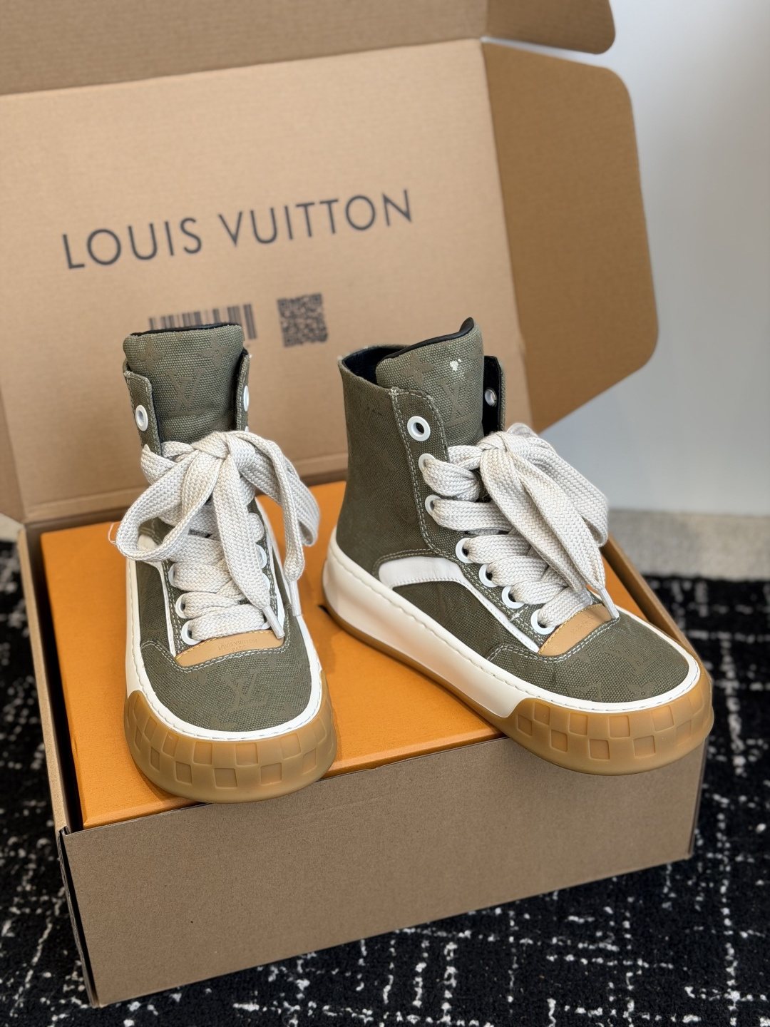 代购级(⚠️官网同步✈️盒包装) Louis vuitton路易威登 26ss 新色 LV板鞋 高帮休闲鞋 原版1:1开 代购级(⚠️官网同步✈️盒包装) Louis vuitton路易威登 26ss 新色 LV板鞋 高帮休闲鞋 原版1:1开