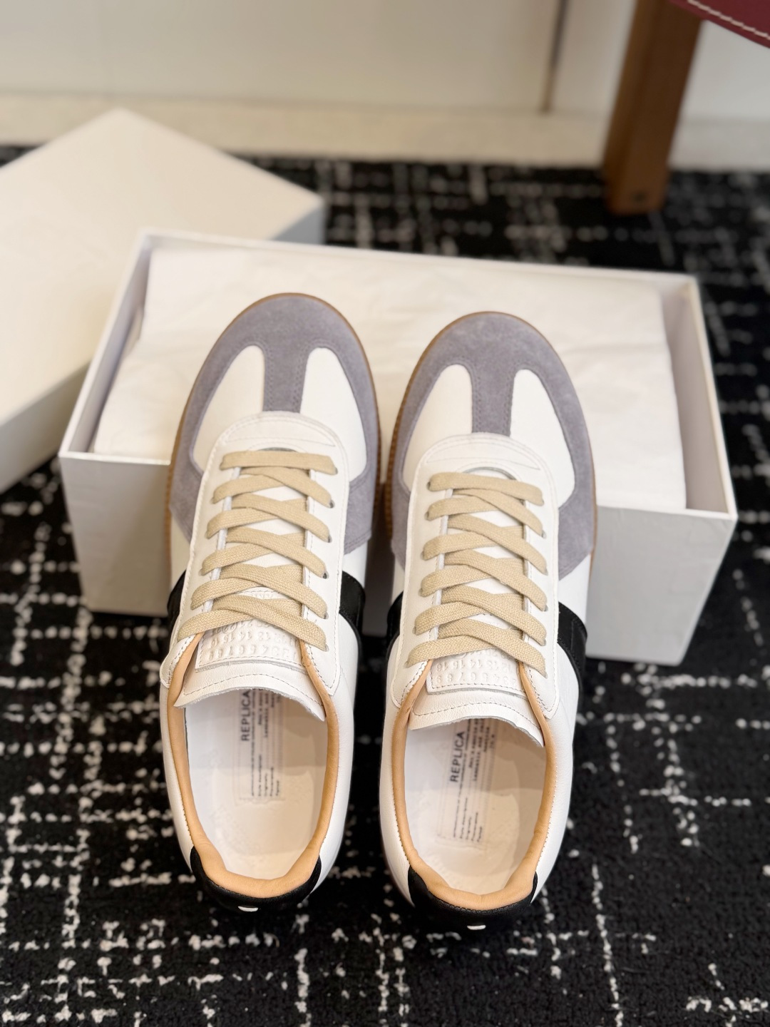 代购级 MaisonMargiela MM6 马吉拉 26新色 情侣款 德训鞋 休闲 运动鞋 原版购入开发 做货 鬼才 代购级 MaisonMargiela MM6 马吉拉 26新色 情侣款 德训鞋 休闲 运动鞋 原版购入开发 做货 鬼才
