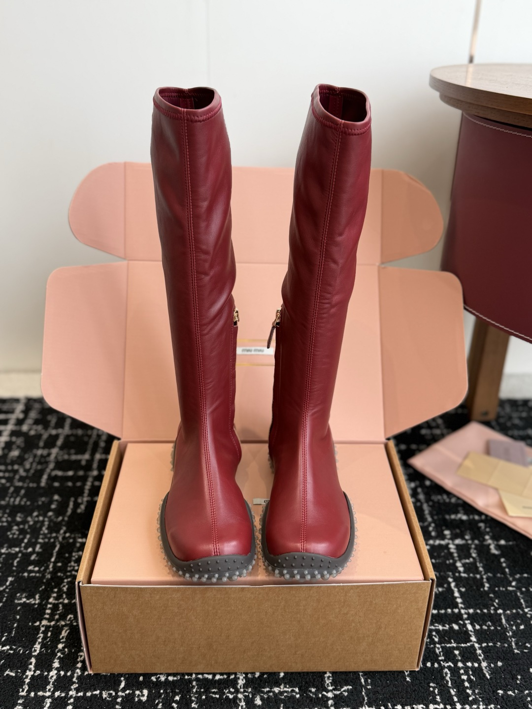 代购级 miu miu 运动休闲靴子弹力靴 26ss 秋冬新连 弹力pu 触感舒适柔软,仿佛第二层肌肤般贴合脚部,柔韧性 代购级 miu miu 运动休闲靴子弹力靴 26ss 秋冬新连 弹力pu 触感舒适柔软,仿佛第二层肌肤般贴合脚部,柔韧性