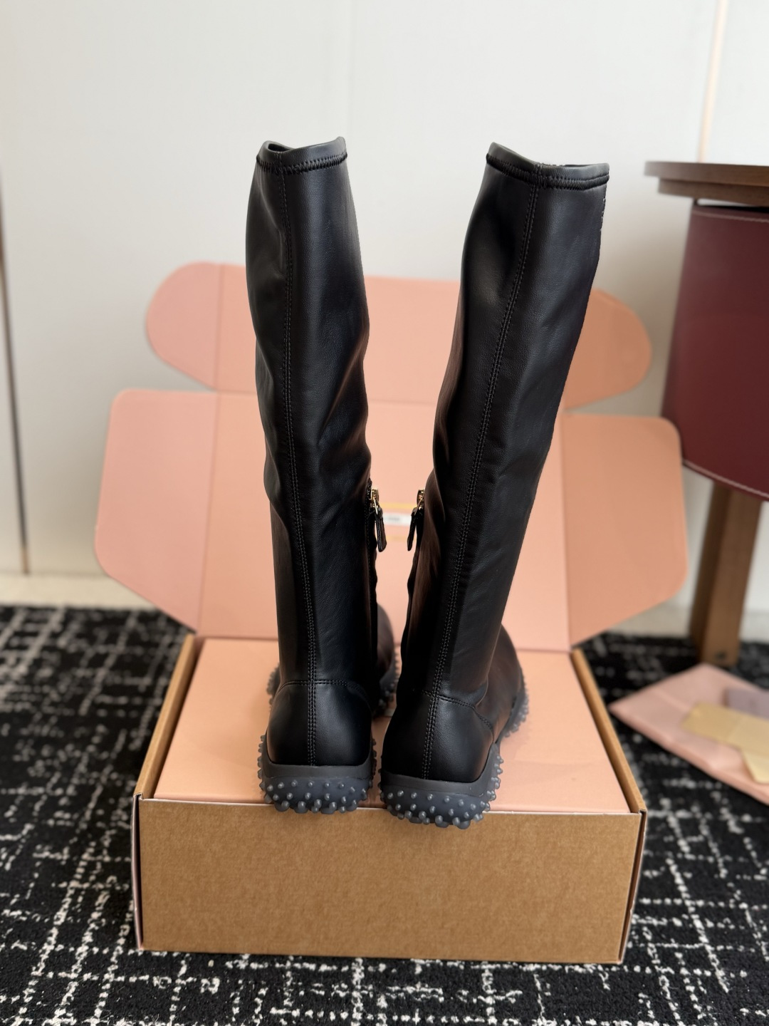 代购级 miu miu 运动休闲靴子弹力靴 26ss 秋冬新连 弹力pu 触感舒适柔软,仿佛第二层肌肤般贴合脚部,柔韧性 代购级 miu miu 运动休闲靴子弹力靴 26ss 秋冬新连 弹力pu 触感舒适柔软,仿佛第二层肌肤般贴合脚部,柔韧性