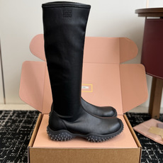 代购级 miu miu 运动休闲靴子弹力靴 26ss 秋冬新连 弹力pu 触感舒适柔软,仿佛第二层肌肤般贴合脚部,柔韧性 代购级 miu miu 运动休闲靴子弹力靴 26ss 秋冬新连 弹力pu 触感舒适柔软,仿佛第二层肌肤般贴合脚部,柔韧性