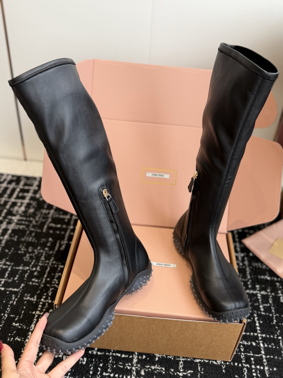 代购级 miu miu 运动休闲靴子弹力靴 26ss 秋冬新连 弹力pu 触感舒适柔软,仿佛第二层肌肤般贴合脚部,柔韧性 代购级 miu miu 运动休闲靴子弹力靴 26ss 秋冬新连 弹力pu 触感舒适柔软,仿佛第二层肌肤般贴合脚部,柔韧性