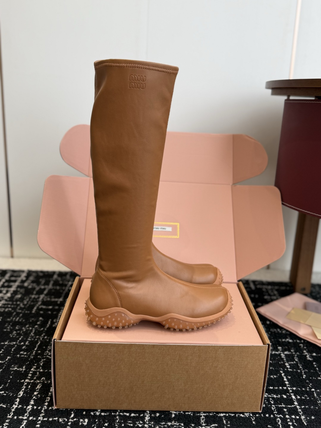 代购级 miu miu 运动休闲靴子弹力靴 26ss 秋冬新连 弹力pu 触感舒适柔软，仿佛第二层肌肤般贴合脚部，柔韧性
