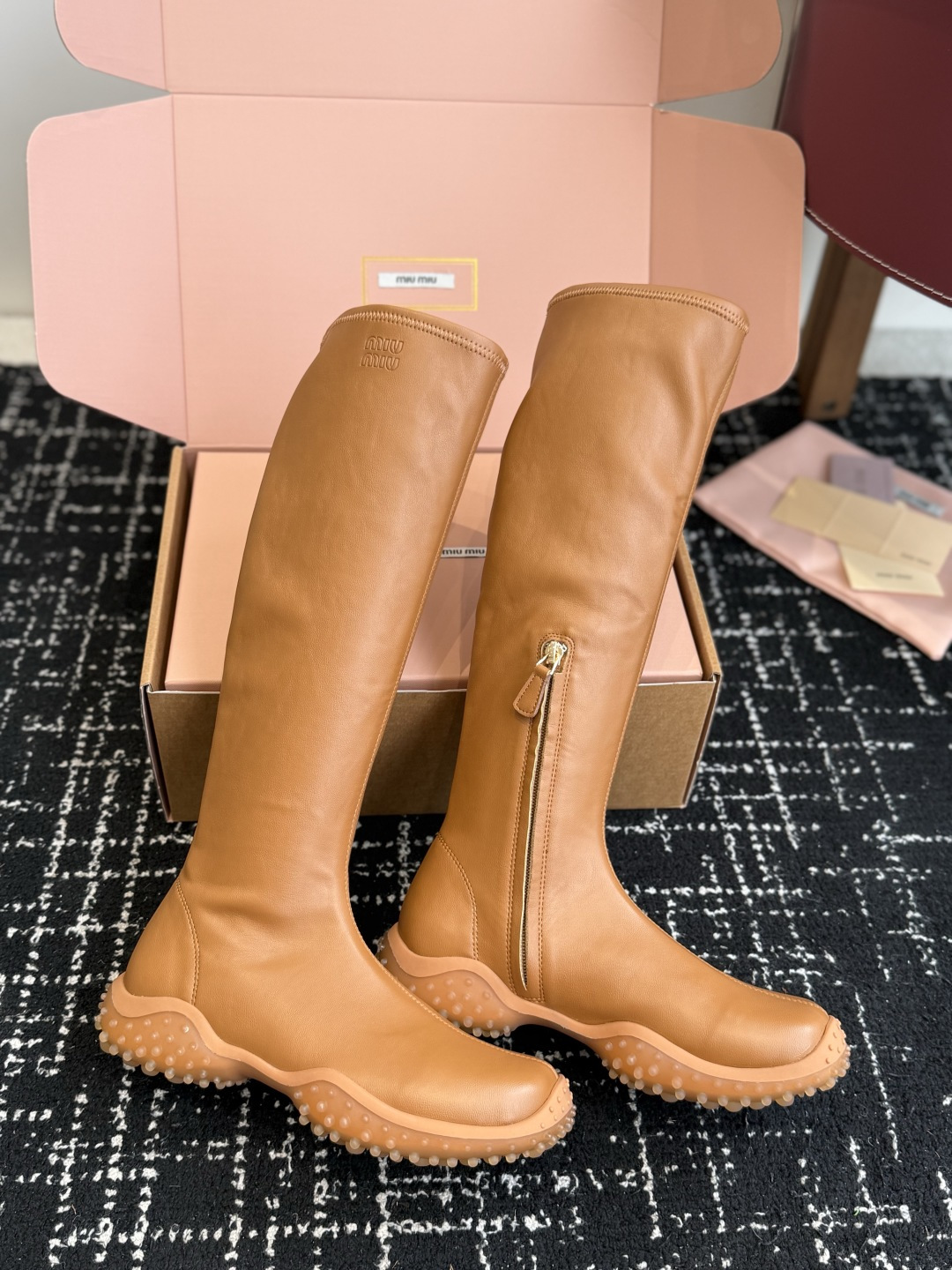代购级 miu miu 运动休闲靴子弹力靴 26ss 秋冬新连 弹力pu 触感舒适柔软，仿佛第二层肌肤般贴合脚部，柔韧性