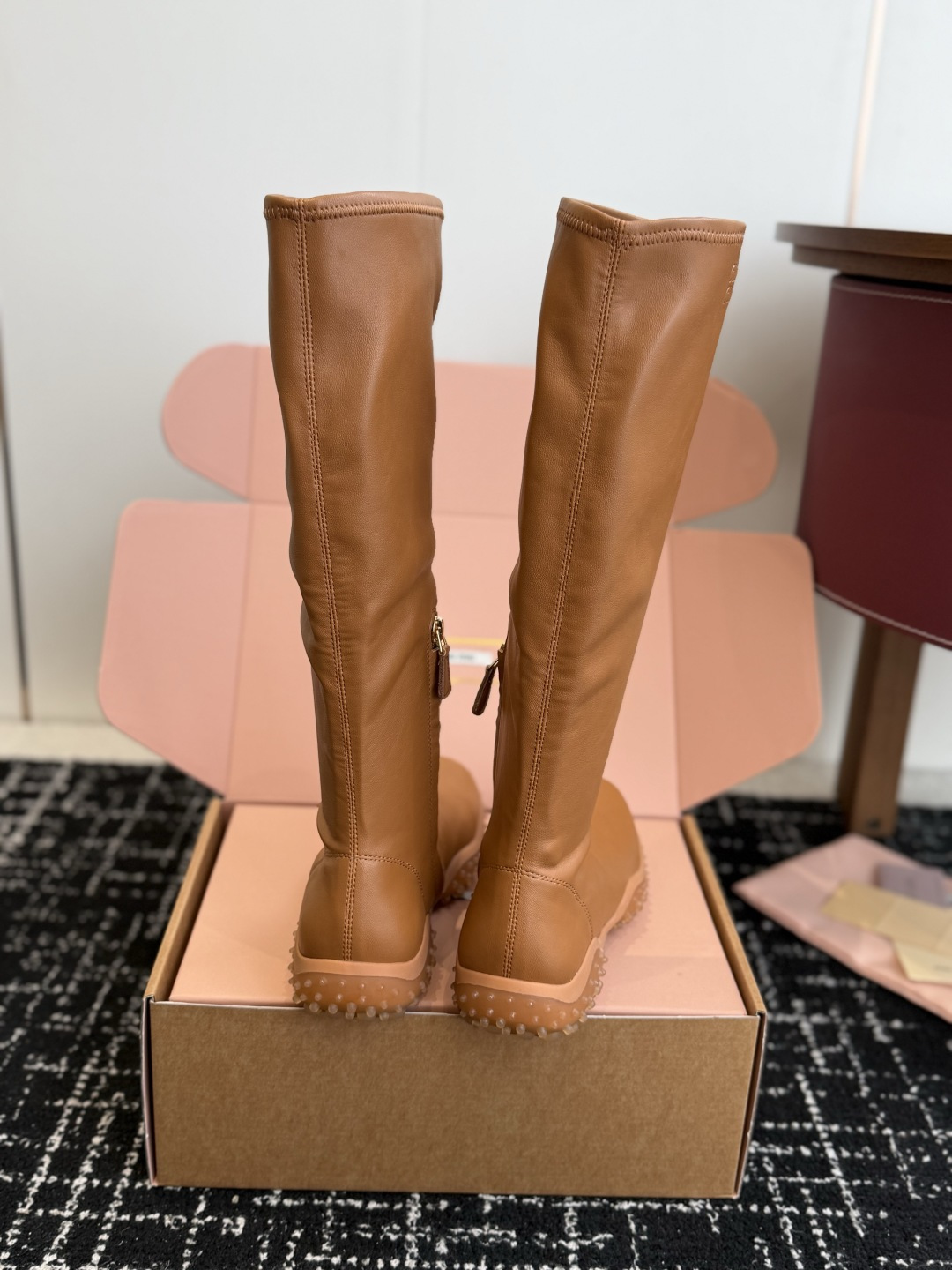 代购级 miu miu 运动休闲靴子弹力靴 26ss 秋冬新连 弹力pu 触感舒适柔软，仿佛第二层肌肤般贴合脚部，柔韧性
