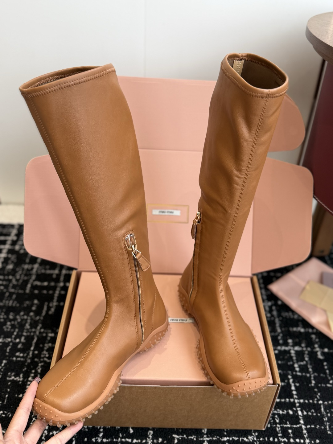 代购级 miu miu 运动休闲靴子弹力靴 26ss 秋冬新连 弹力pu 触感舒适柔软，仿佛第二层肌肤般贴合脚部，柔韧性