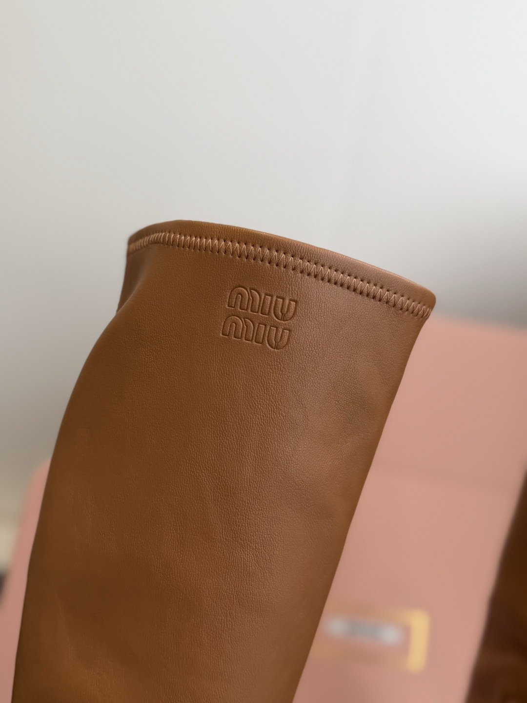 代购级 miu miu 运动休闲靴子弹力靴 26ss 秋冬新连 弹力pu 触感舒适柔软，仿佛第二层肌肤般贴合脚部，柔韧性