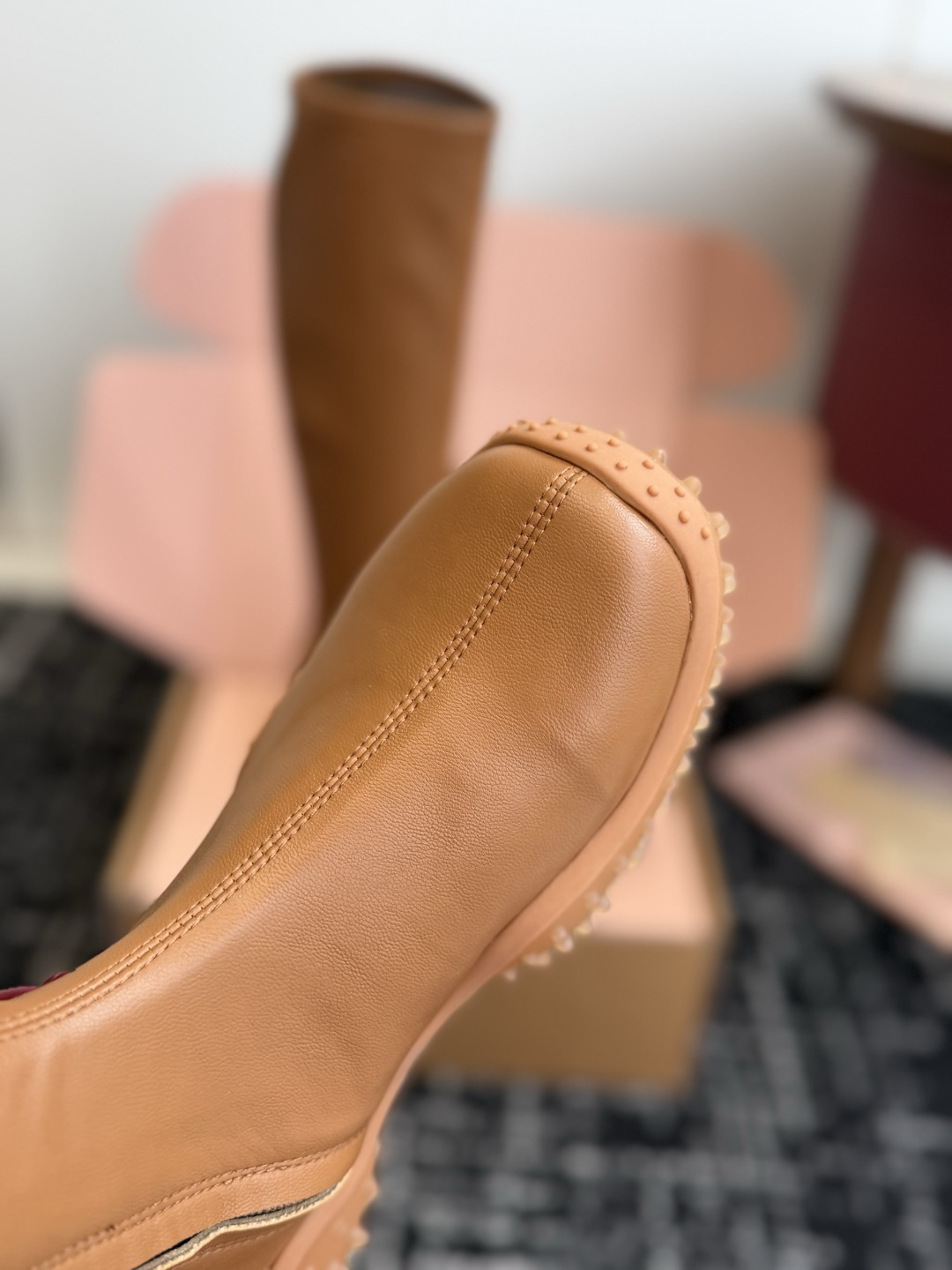 代购级 miu miu 运动休闲靴子弹力靴 26ss 秋冬新连 弹力pu 触感舒适柔软，仿佛第二层肌肤般贴合脚部，柔韧性