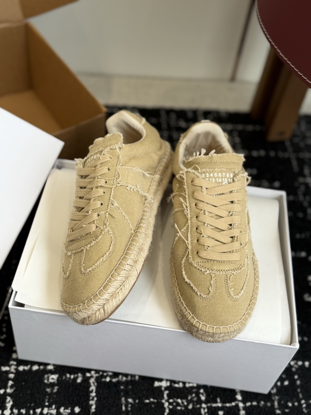 代购级 MaisonMargiela MM6 马吉拉 26ss休闲 渔夫鞋 经典永不过时的鞋型 简约的设计 极具辨识度的 代购级 MaisonMargiela MM6 马吉拉 26ss休闲 渔夫鞋 经典永不过时的鞋型 简约的设计 极具辨识度的