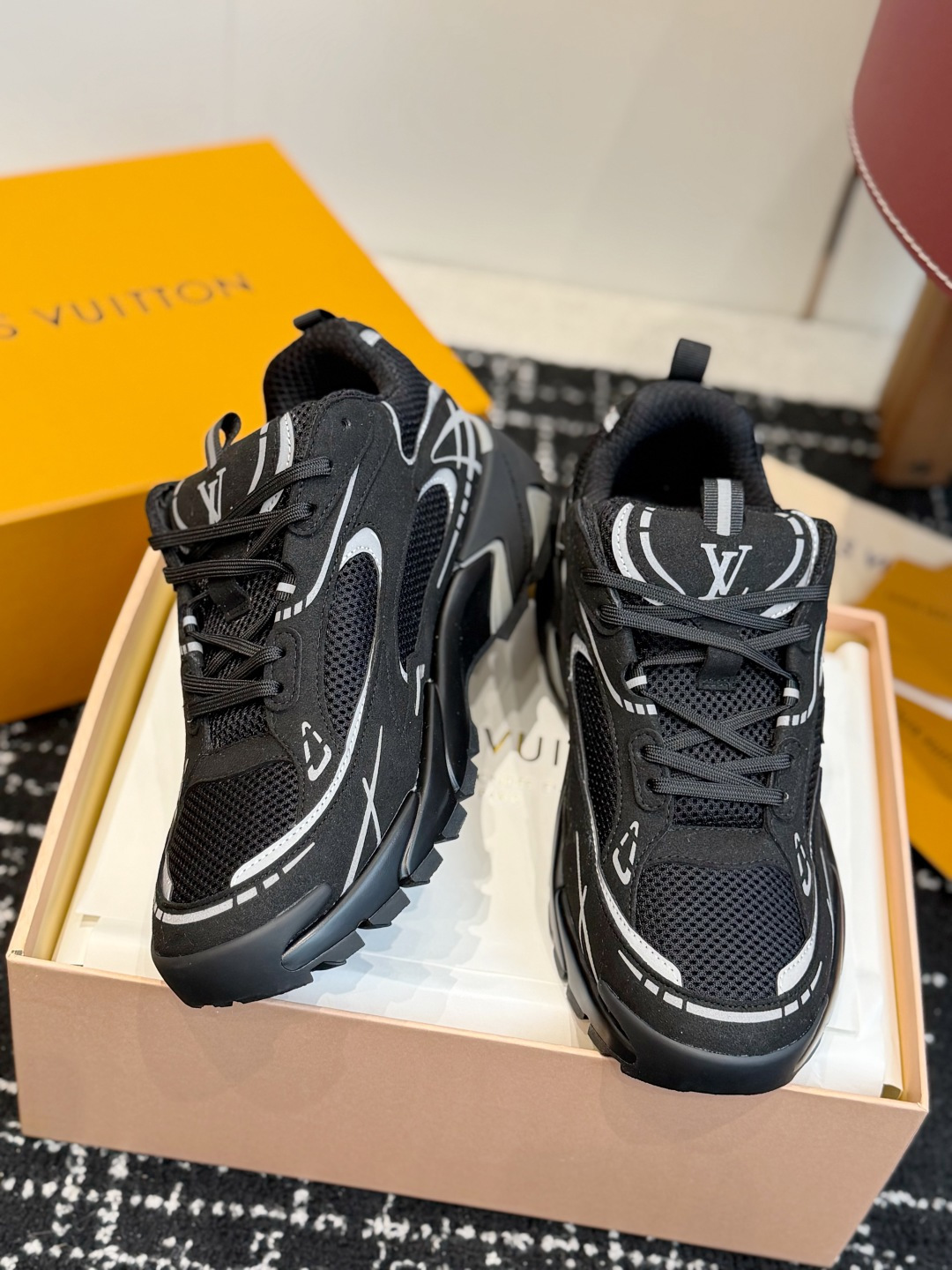 东莞代购级 Louis Vuitton路易威登 LV Tatic Runner 运动鞋 这款鞋是LV近年热门的“老爹鞋 东莞代购级 Louis Vuitton路易威登 LV Tatic Runner 运动鞋 这款鞋是LV近年热门的“老爹鞋