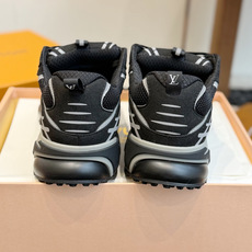 东莞代购级 Louis Vuitton路易威登 LV Tatic Runner 运动鞋 这款鞋是LV近年热门的“老爹鞋 东莞代购级 Louis Vuitton路易威登 LV Tatic Runner 运动鞋 这款鞋是LV近年热门的“老爹鞋