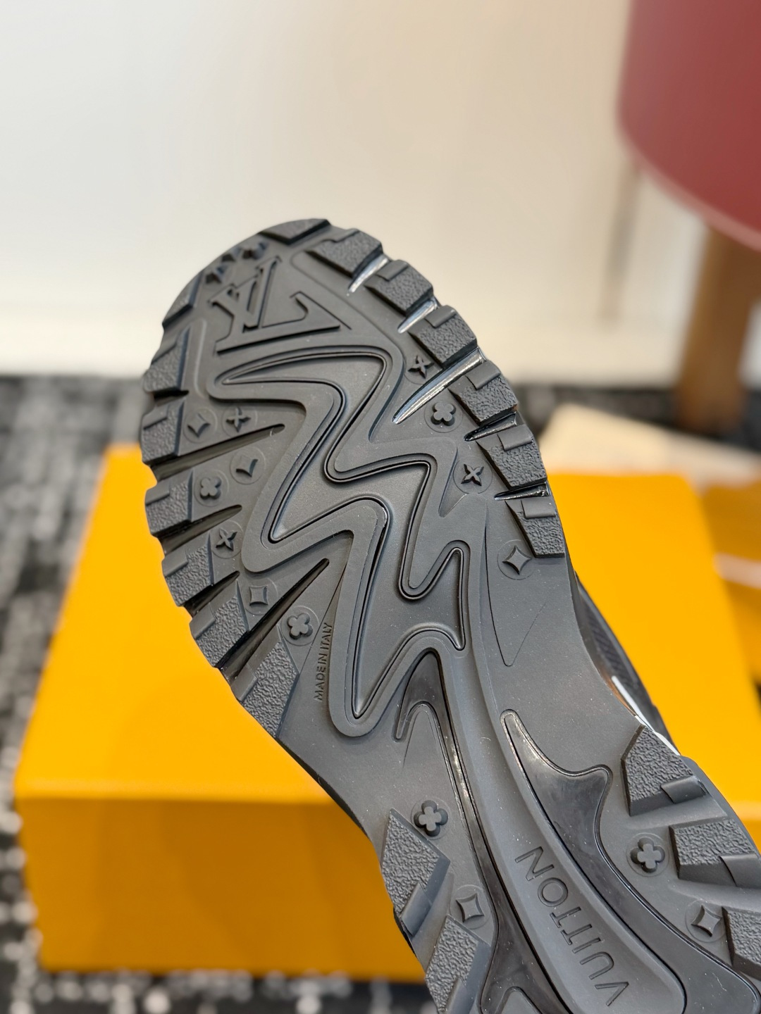 东莞代购级 Louis Vuitton路易威登 LV Tatic Runner 运动鞋 这款鞋是LV近年热门的“老爹鞋 东莞代购级 Louis Vuitton路易威登 LV Tatic Runner 运动鞋 这款鞋是LV近年热门的“老爹鞋