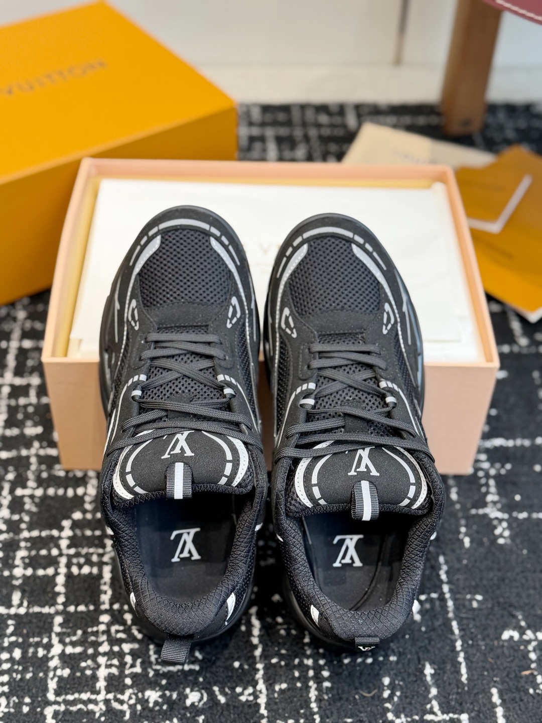 东莞代购级 Louis Vuitton路易威登 LV Tatic Runner 运动鞋 这款鞋是LV近年热门的“老爹鞋 东莞代购级 Louis Vuitton路易威登 LV Tatic Runner 运动鞋 这款鞋是LV近年热门的“老爹鞋