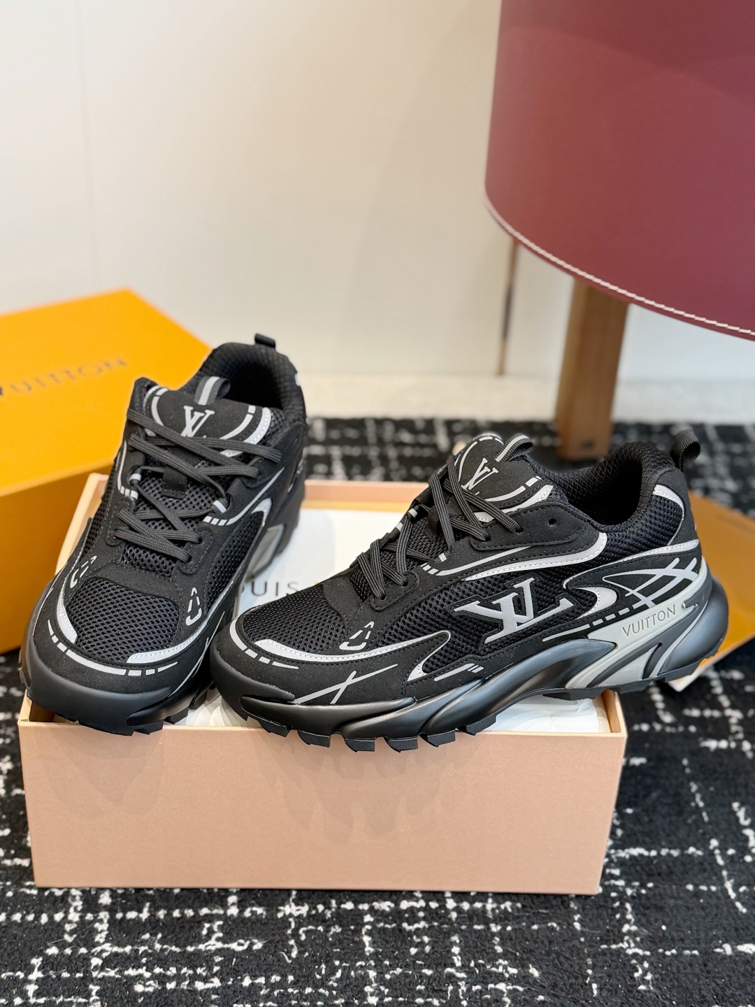 东莞代购级 Louis Vuitton路易威登 LV Tatic Runner 运动鞋 这款鞋是LV近年热门的“老爹鞋 东莞代购级 Louis Vuitton路易威登 LV Tatic Runner 运动鞋 这款鞋是LV近年热门的“老爹鞋