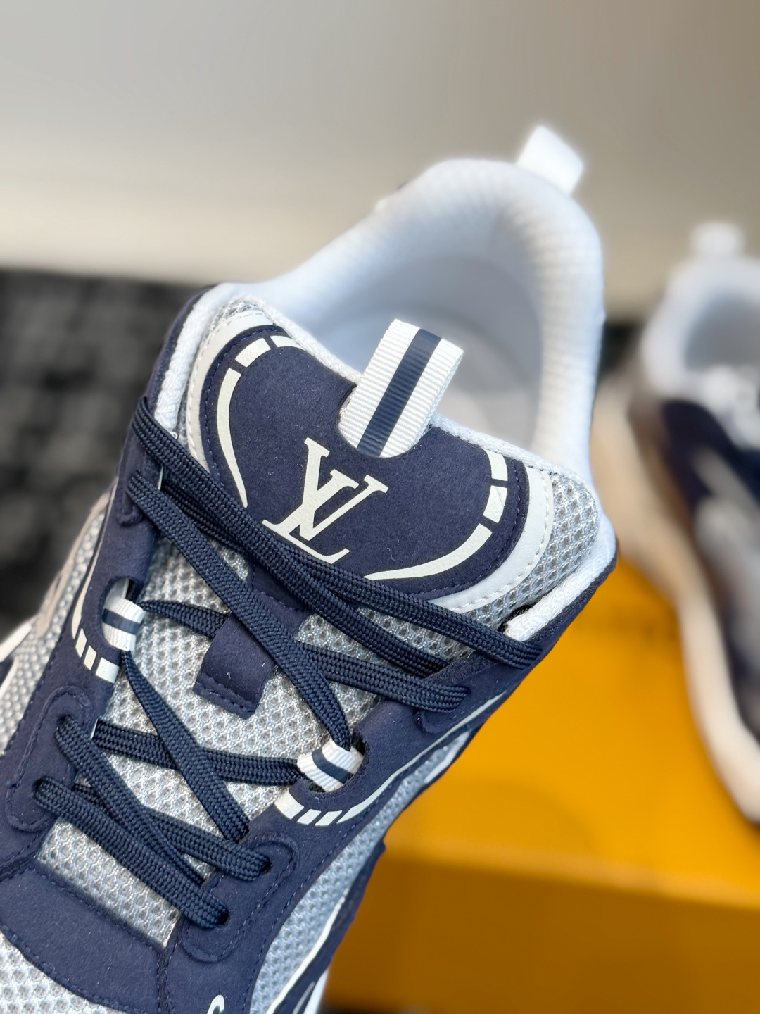 东莞代购级 Louis Vuitton路易威登 LV Tatic Runner 运动鞋 这款鞋是LV近年热门的“老爹鞋 东莞代购级 Louis Vuitton路易威登 LV Tatic Runner 运动鞋 这款鞋是LV近年热门的“老爹鞋