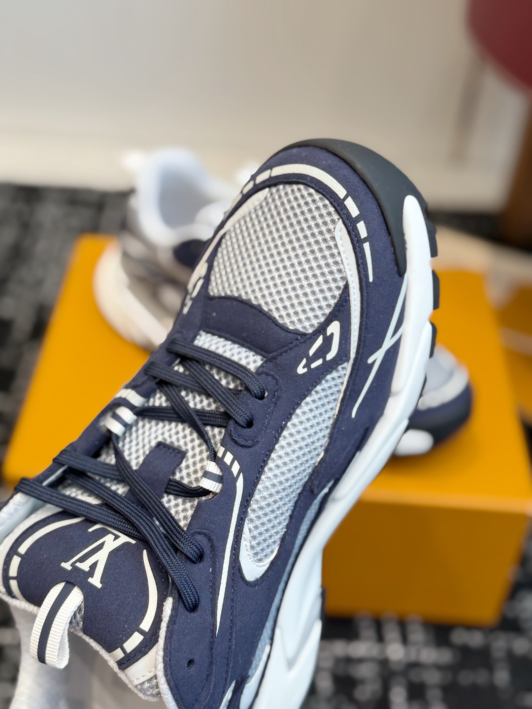 东莞代购级 Louis Vuitton路易威登 LV Tatic Runner 运动鞋 这款鞋是LV近年热门的“老爹鞋 东莞代购级 Louis Vuitton路易威登 LV Tatic Runner 运动鞋 这款鞋是LV近年热门的“老爹鞋