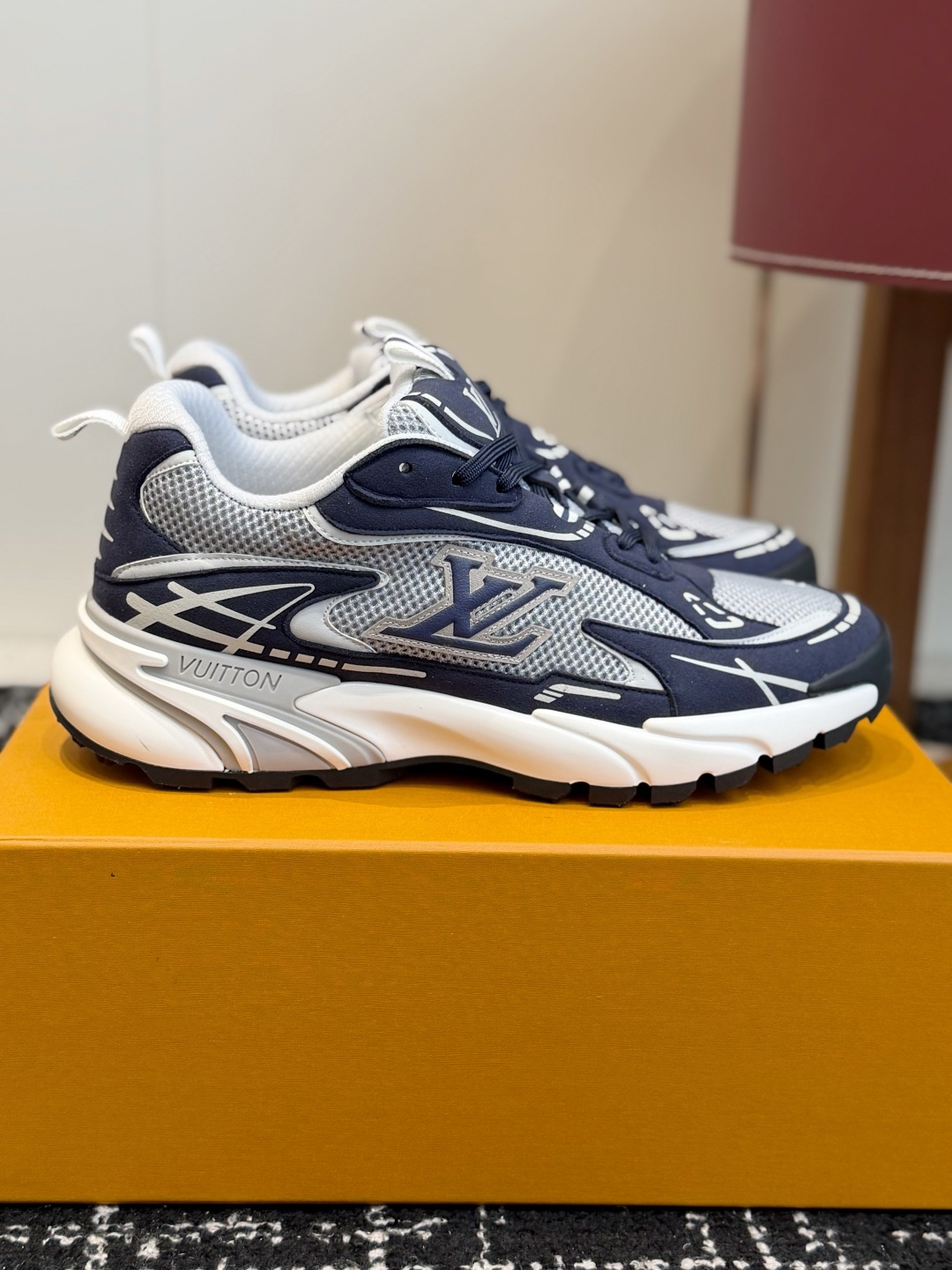 东莞代购级 Louis Vuitton路易威登 LV Tatic Runner 运动鞋 这款鞋是LV近年热门的“老爹鞋 东莞代购级 Louis Vuitton路易威登 LV Tatic Runner 运动鞋 这款鞋是LV近年热门的“老爹鞋