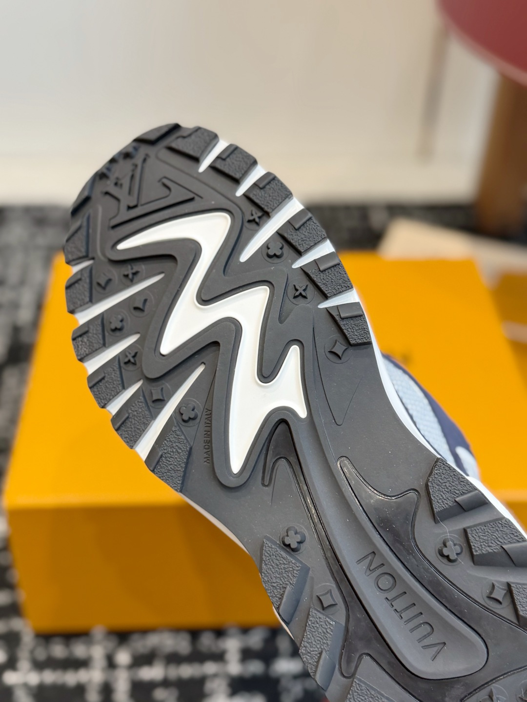 东莞代购级 Louis Vuitton路易威登 LV Tatic Runner 运动鞋 这款鞋是LV近年热门的“老爹鞋 东莞代购级 Louis Vuitton路易威登 LV Tatic Runner 运动鞋 这款鞋是LV近年热门的“老爹鞋