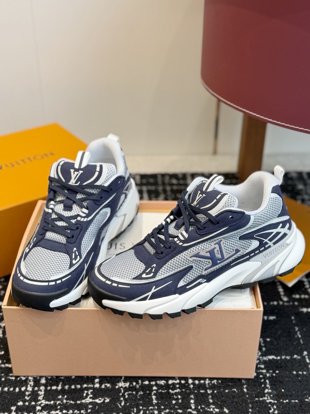 东莞代购级 Louis Vuitton路易威登 LV Tatic Runner 运动鞋 这款鞋是LV近年热门的“老爹鞋 东莞代购级 Louis Vuitton路易威登 LV Tatic Runner 运动鞋 这款鞋是LV近年热门的“老爹鞋