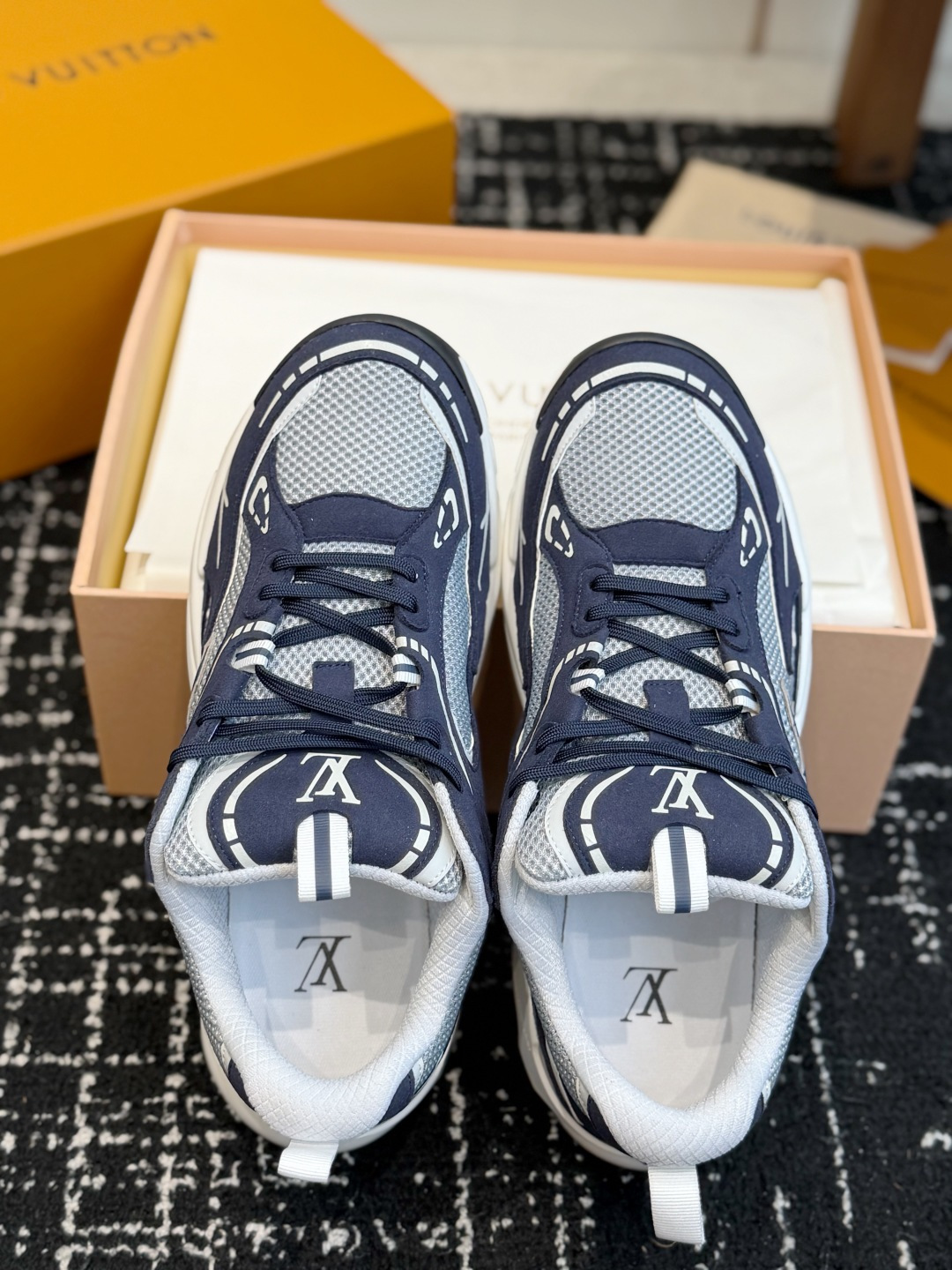 东莞代购级 Louis Vuitton路易威登 LV Tatic Runner 运动鞋 这款鞋是LV近年热门的“老爹鞋 东莞代购级 Louis Vuitton路易威登 LV Tatic Runner 运动鞋 这款鞋是LV近年热门的“老爹鞋