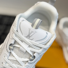 东莞代购级 Louis Vuitton路易威登 LV Tatic Runner 运动鞋 这款鞋是LV近年热门的“老爹鞋 东莞代购级 Louis Vuitton路易威登 LV Tatic Runner 运动鞋 这款鞋是LV近年热门的“老爹鞋