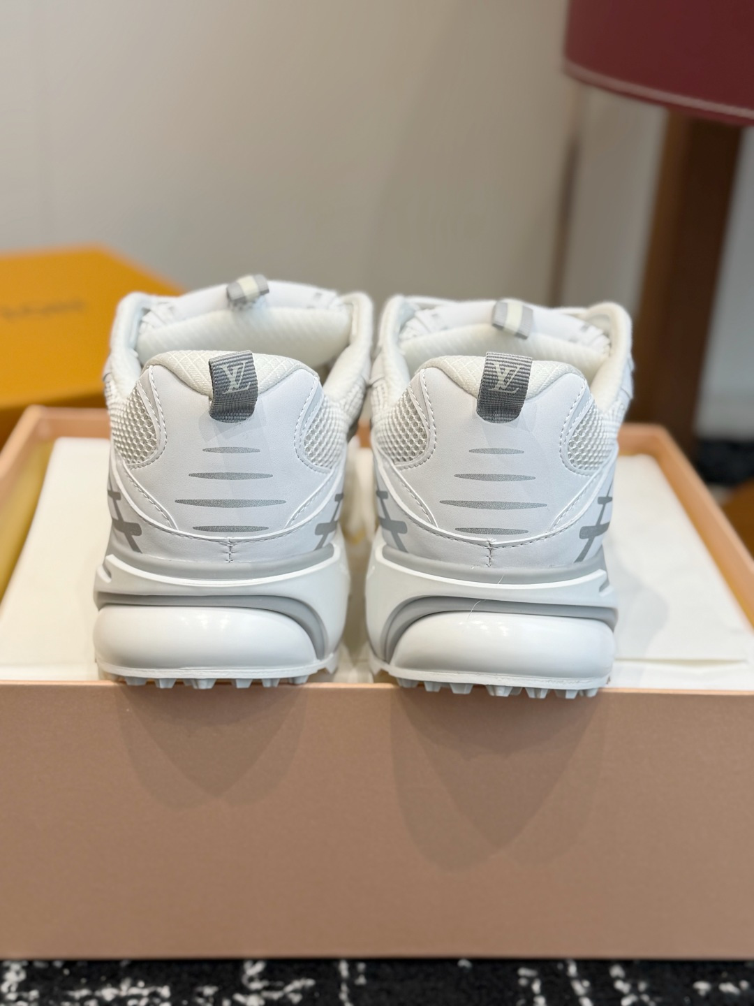 东莞代购级 Louis Vuitton路易威登 LV Tatic Runner 运动鞋 这款鞋是LV近年热门的“老爹鞋 东莞代购级 Louis Vuitton路易威登 LV Tatic Runner 运动鞋 这款鞋是LV近年热门的“老爹鞋