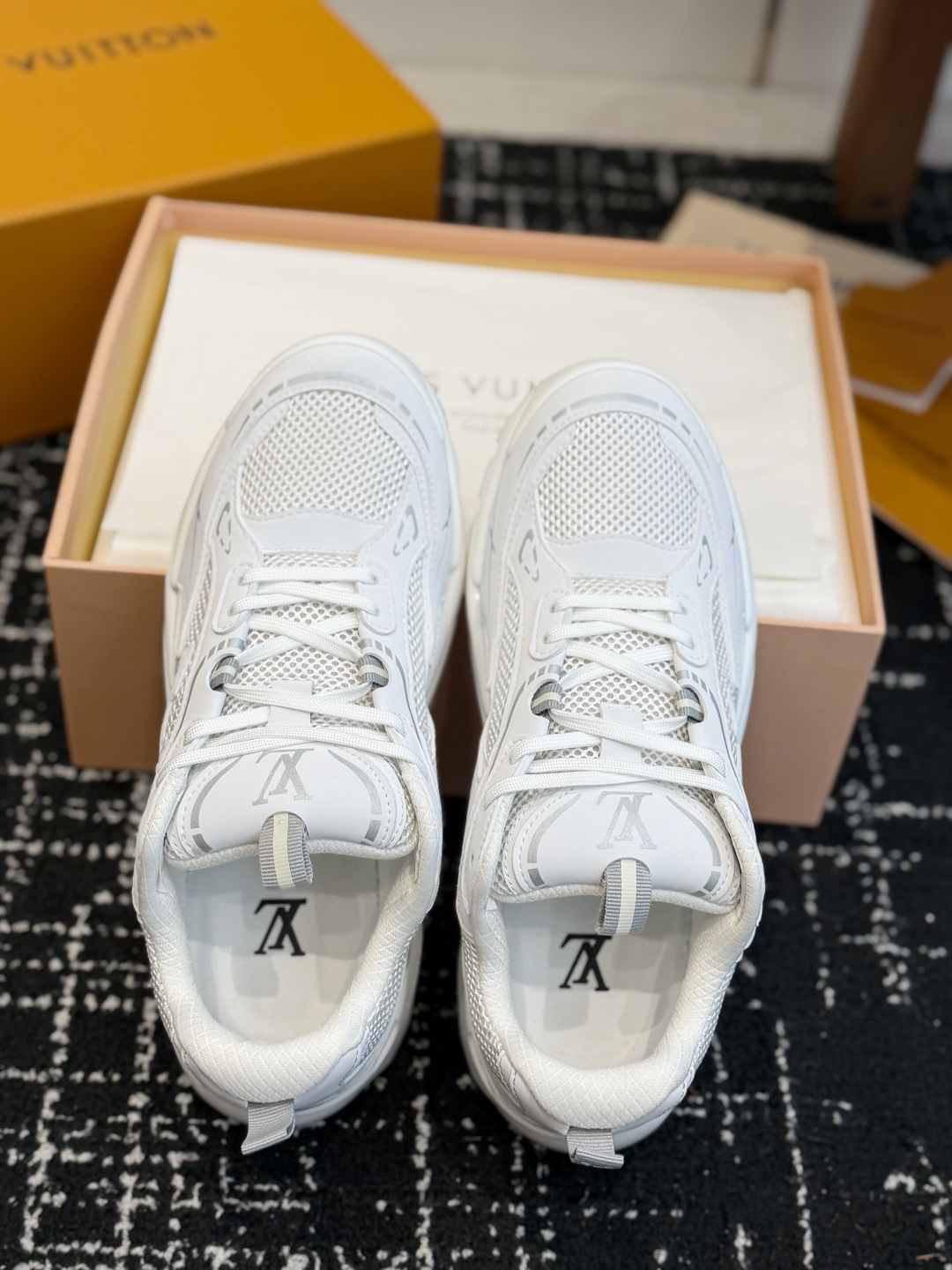 东莞代购级 Louis Vuitton路易威登 LV Tatic Runner 运动鞋 这款鞋是LV近年热门的“老爹鞋 东莞代购级 Louis Vuitton路易威登 LV Tatic Runner 运动鞋 这款鞋是LV近年热门的“老爹鞋