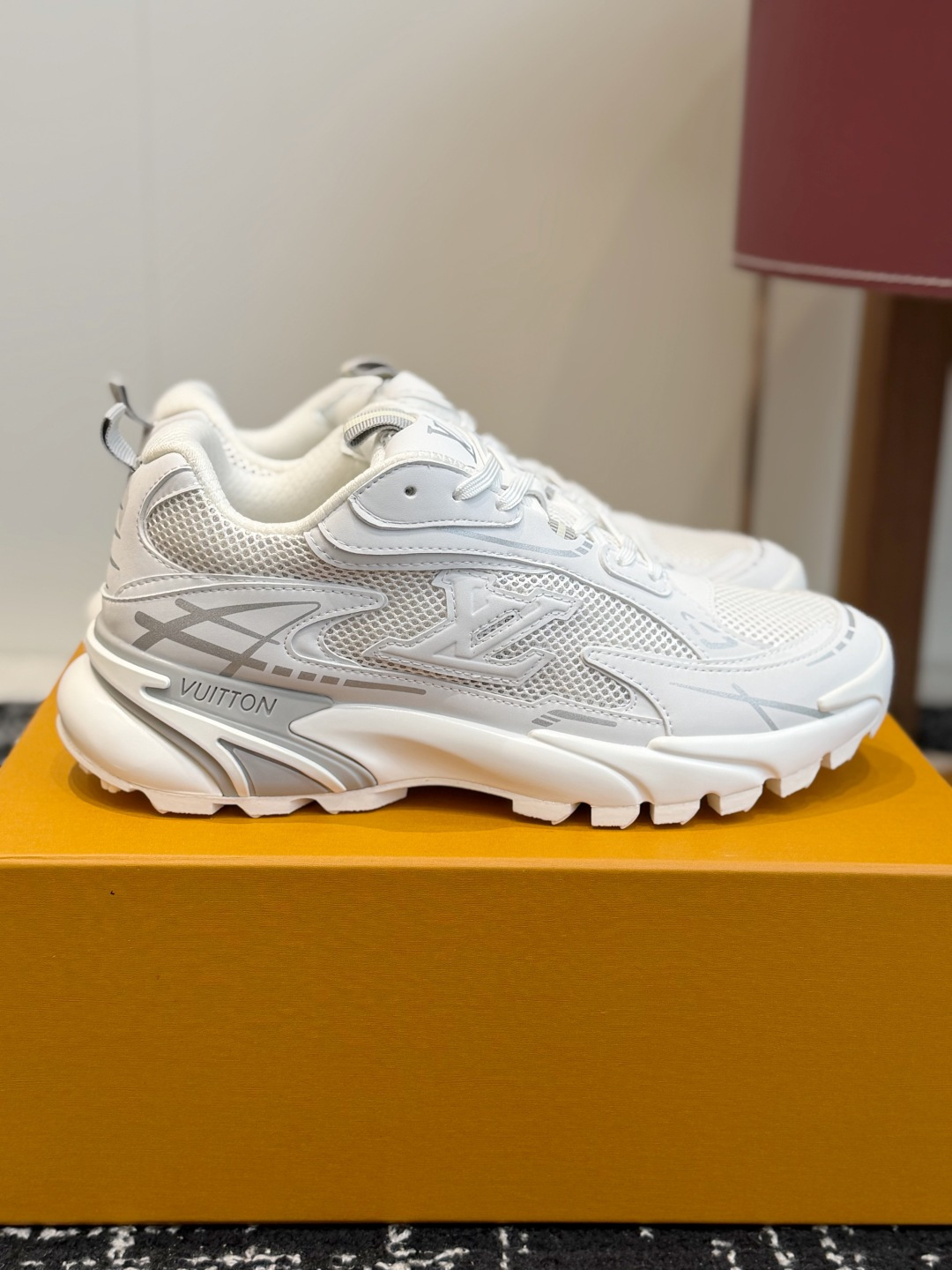 东莞代购级 Louis Vuitton路易威登 LV Tatic Runner 运动鞋 这款鞋是LV近年热门的“老爹鞋 东莞代购级 Louis Vuitton路易威登 LV Tatic Runner 运动鞋 这款鞋是LV近年热门的“老爹鞋