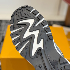 东莞代购级 Louis Vuitton路易威登 LV Tatic Runner 运动鞋 这款鞋是LV近年热门的“老爹鞋 东莞代购级 Louis Vuitton路易威登 LV Tatic Runner 运动鞋 这款鞋是LV近年热门的“老爹鞋