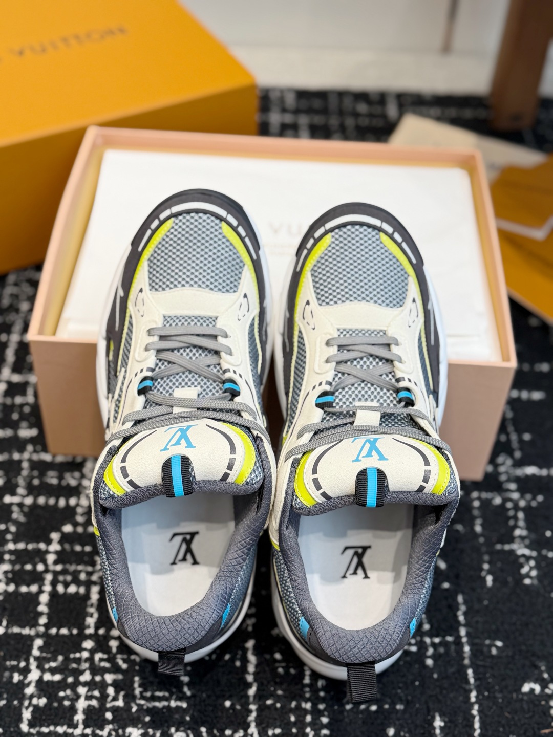 东莞代购级 Louis Vuitton路易威登 LV Tatic Runner 运动鞋 这款鞋是LV近年热门的“老爹鞋 东莞代购级 Louis Vuitton路易威登 LV Tatic Runner 运动鞋 这款鞋是LV近年热门的“老爹鞋