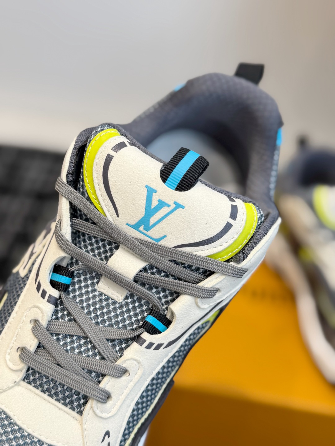 东莞代购级 Louis Vuitton路易威登 LV Tatic Runner 运动鞋 这款鞋是LV近年热门的“老爹鞋 东莞代购级 Louis Vuitton路易威登 LV Tatic Runner 运动鞋 这款鞋是LV近年热门的“老爹鞋