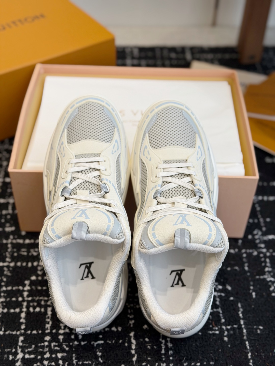东莞代购级 Louis Vuitton路易威登 LV Tatic Runner 运动鞋 这款鞋是LV近年热门的“老爹鞋 东莞代购级 Louis Vuitton路易威登 LV Tatic Runner 运动鞋 这款鞋是LV近年热门的“老爹鞋