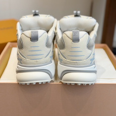 东莞代购级 Louis Vuitton路易威登 LV Tatic Runner 运动鞋 这款鞋是LV近年热门的“老爹鞋 东莞代购级 Louis Vuitton路易威登 LV Tatic Runner 运动鞋 这款鞋是LV近年热门的“老爹鞋