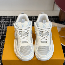 东莞代购级 Louis Vuitton路易威登 LV Tatic Runner 运动鞋 这款鞋是LV近年热门的“老爹鞋 东莞代购级 Louis Vuitton路易威登 LV Tatic Runner 运动鞋 这款鞋是LV近年热门的“老爹鞋