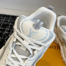 东莞代购级 Louis Vuitton路易威登 LV Tatic Runner 运动鞋 这款鞋是LV近年热门的“老爹鞋 东莞代购级 Louis Vuitton路易威登 LV Tatic Runner 运动鞋 这款鞋是LV近年热门的“老爹鞋