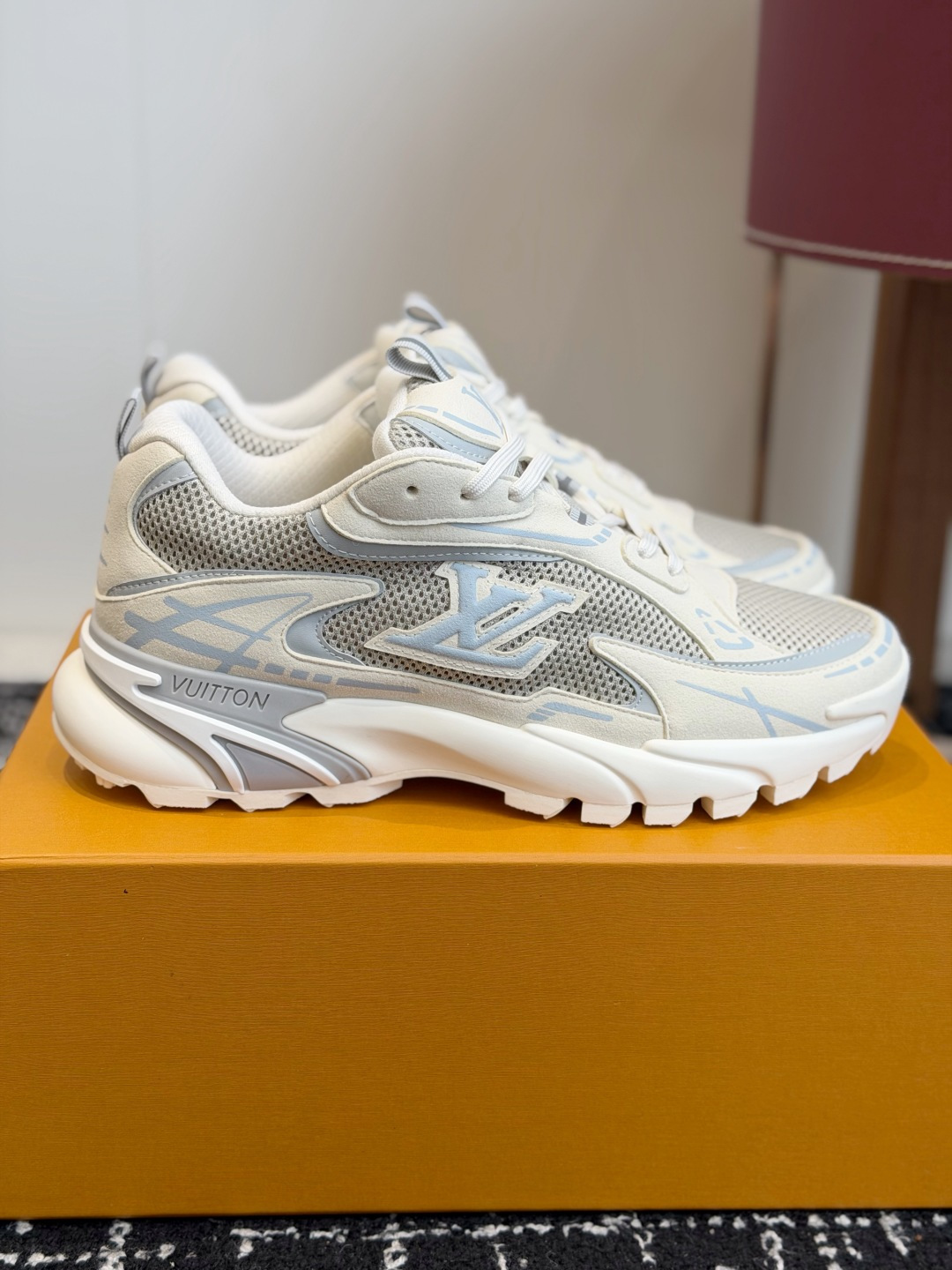 东莞代购级 Louis Vuitton路易威登 LV Tatic Runner 运动鞋 这款鞋是LV近年热门的“老爹鞋 东莞代购级 Louis Vuitton路易威登 LV Tatic Runner 运动鞋 这款鞋是LV近年热门的“老爹鞋