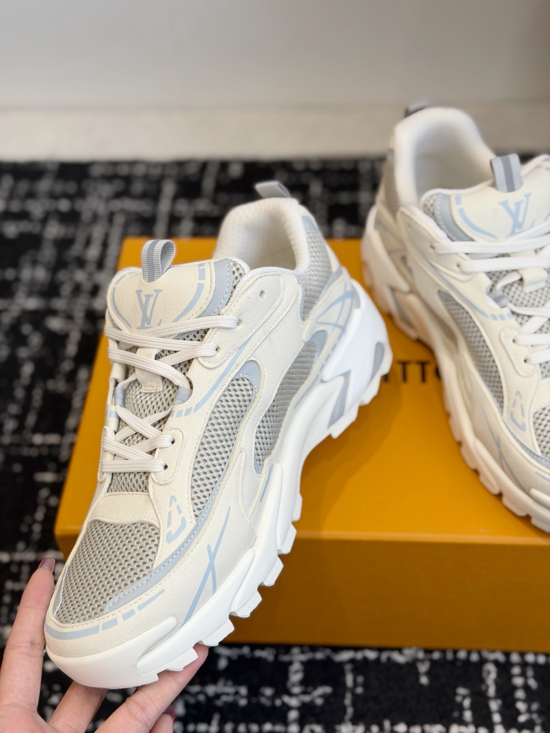 东莞代购级 Louis Vuitton路易威登 LV Tatic Runner 运动鞋 这款鞋是LV近年热门的“老爹鞋 东莞代购级 Louis Vuitton路易威登 LV Tatic Runner 运动鞋 这款鞋是LV近年热门的“老爹鞋