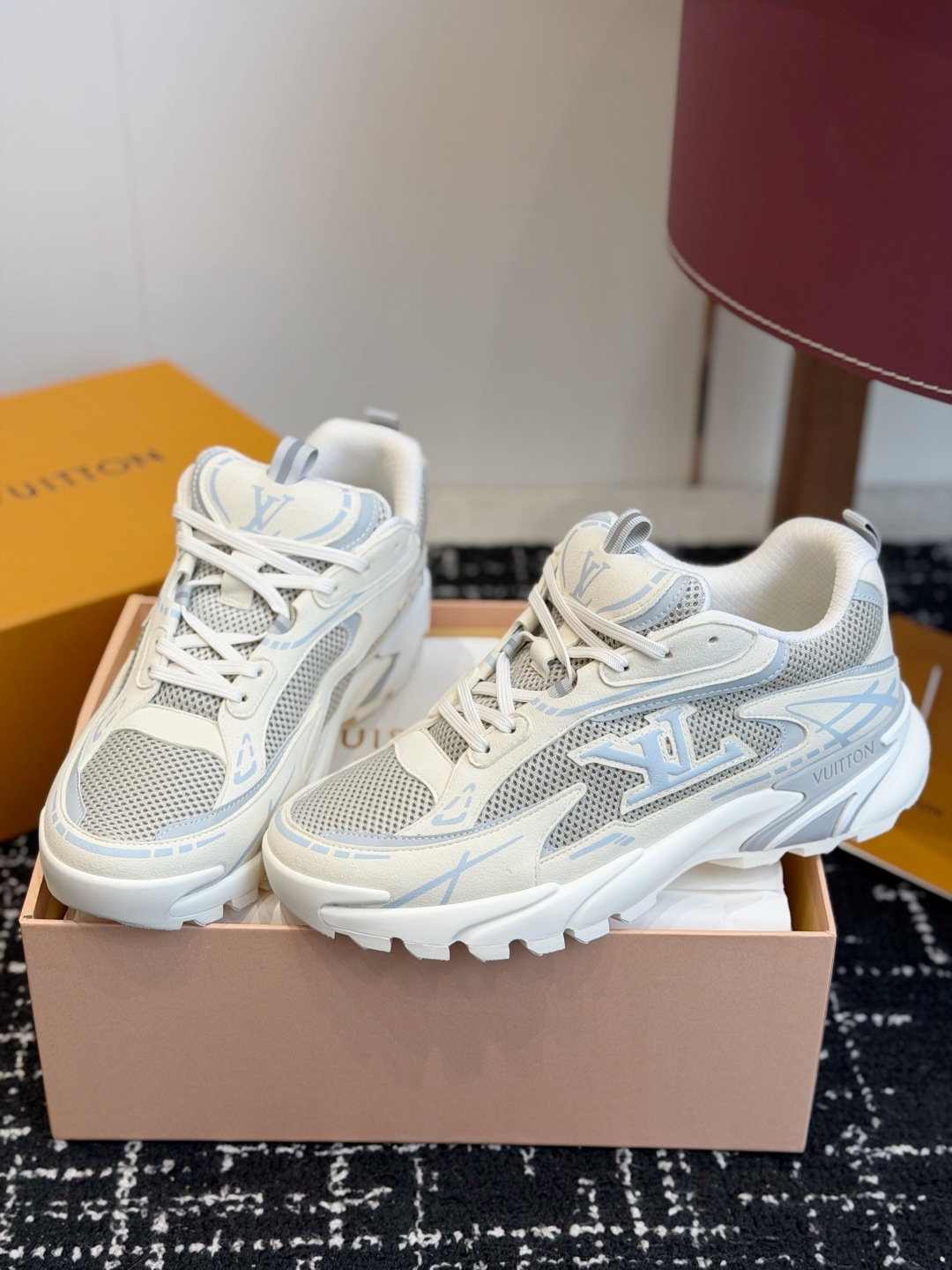 东莞代购级 Louis Vuitton路易威登 LV Tatic Runner 运动鞋 这款鞋是LV近年热门的“老爹鞋 东莞代购级 Louis Vuitton路易威登 LV Tatic Runner 运动鞋 这款鞋是LV近年热门的“老爹鞋
