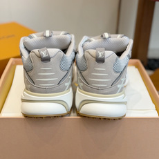 东莞代购级 Louis Vuitton路易威登 LV Tatic Runner 运动鞋 这款鞋是LV近年热门的“老爹鞋 东莞代购级 Louis Vuitton路易威登 LV Tatic Runner 运动鞋 这款鞋是LV近年热门的“老爹鞋