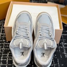 东莞代购级 Louis Vuitton路易威登 LV Tatic Runner 运动鞋 这款鞋是LV近年热门的“老爹鞋 东莞代购级 Louis Vuitton路易威登 LV Tatic Runner 运动鞋 这款鞋是LV近年热门的“老爹鞋