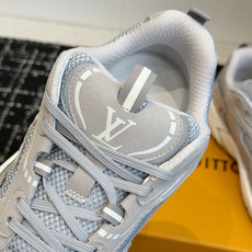 东莞代购级 Louis Vuitton路易威登 LV Tatic Runner 运动鞋 这款鞋是LV近年热门的“老爹鞋 东莞代购级 Louis Vuitton路易威登 LV Tatic Runner 运动鞋 这款鞋是LV近年热门的“老爹鞋