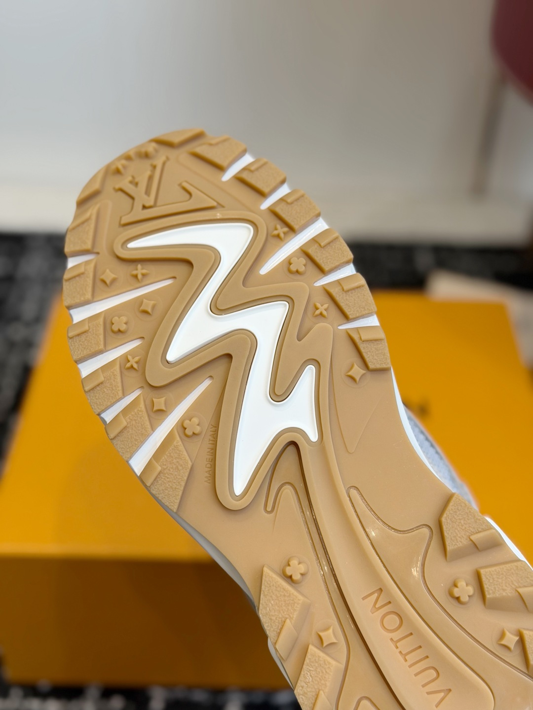 东莞代购级 Louis Vuitton路易威登 LV Tatic Runner 运动鞋 这款鞋是LV近年热门的“老爹鞋 东莞代购级 Louis Vuitton路易威登 LV Tatic Runner 运动鞋 这款鞋是LV近年热门的“老爹鞋