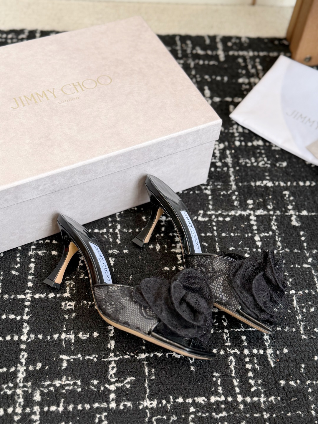 东莞代购级 Jimmy Choo jc 周仰杰 新款蕾丝高跟鞋,这对复古小蕾丝,绝对是鞋柜C位的不二之选!它不只是一 东莞代购级 Jimmy Choo jc 周仰杰 新款蕾丝高跟鞋,这对复古小蕾丝,绝对是鞋柜C位的不二之选!它不只是一