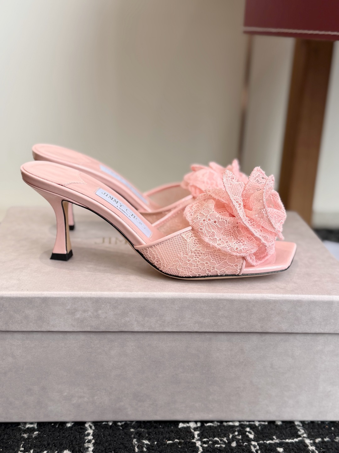 东莞代购级 Jimmy Choo jc 周仰杰 新款蕾丝高跟鞋,这对复古小蕾丝,绝对是鞋柜C位的不二之选!它不只是一 东莞代购级 Jimmy Choo jc 周仰杰 新款蕾丝高跟鞋,这对复古小蕾丝,绝对是鞋柜C位的不二之选!它不只是一