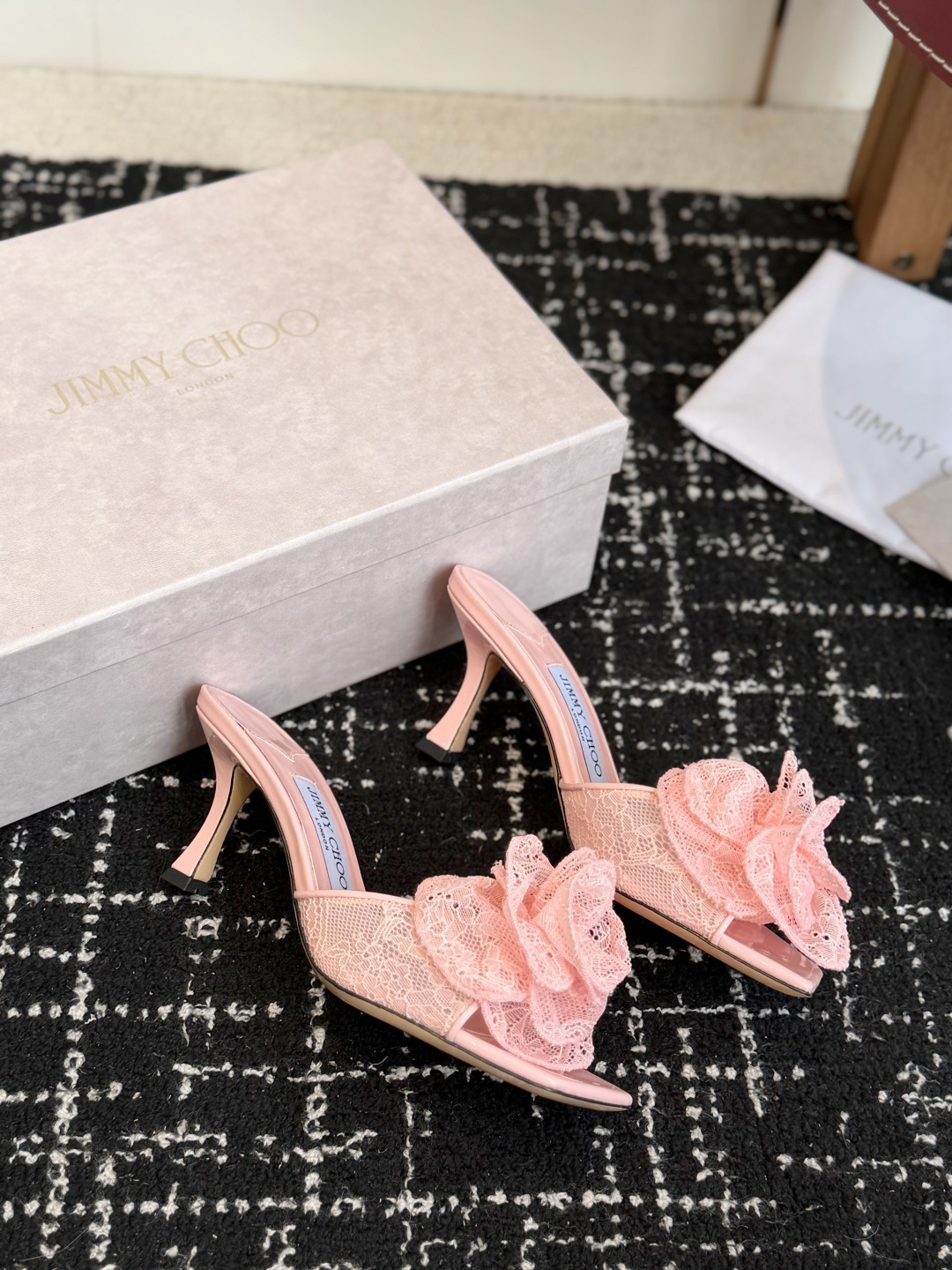 东莞代购级 Jimmy Choo jc 周仰杰 新款蕾丝高跟鞋,这对复古小蕾丝,绝对是鞋柜C位的不二之选!它不只是一 东莞代购级 Jimmy Choo jc 周仰杰 新款蕾丝高跟鞋,这对复古小蕾丝,绝对是鞋柜C位的不二之选!它不只是一