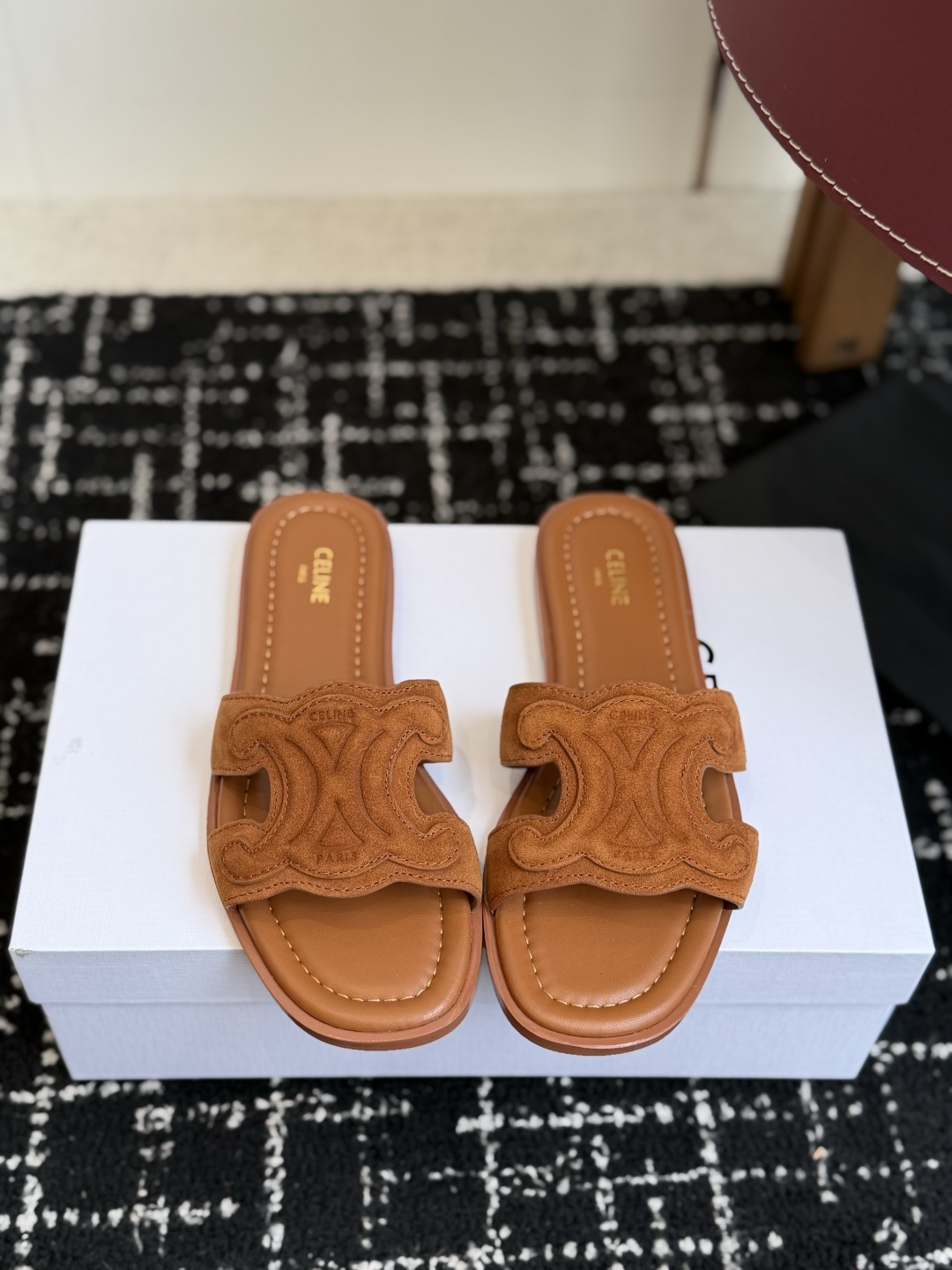 NO:921800,Purchasing agent CELINE 26ss new spring and summer slippers Arc de Triomphe British style flat bottom micro-label slippers Simple and fashionable, timeless and timeless It is a classic that will never ebb in the fashion circle. The retro British style allows you to wear a different temperament. The original fabric is imported from Niujing, woven, and cowhide lining. Original: genuine leather sole Size 35-41 (40  41 (non-refundable), slippers, celine, slippers, cowhide19860909代购级 CELINE塞琳 26ss 春夏新款拖鞋 凯旋门英伦风平底微标拖鞋 简约大气时髦 耐看不过时 是时尚圈永不退潮的经典所在,复古的英伦风格,让你穿出不一样的气质 面料原版进口牛京 编织 内里牛皮内里 原版:真皮鞋底 Size35-41（40 41不退换）,拖鞋,celine,slippers,cowhide,Women's Shoes