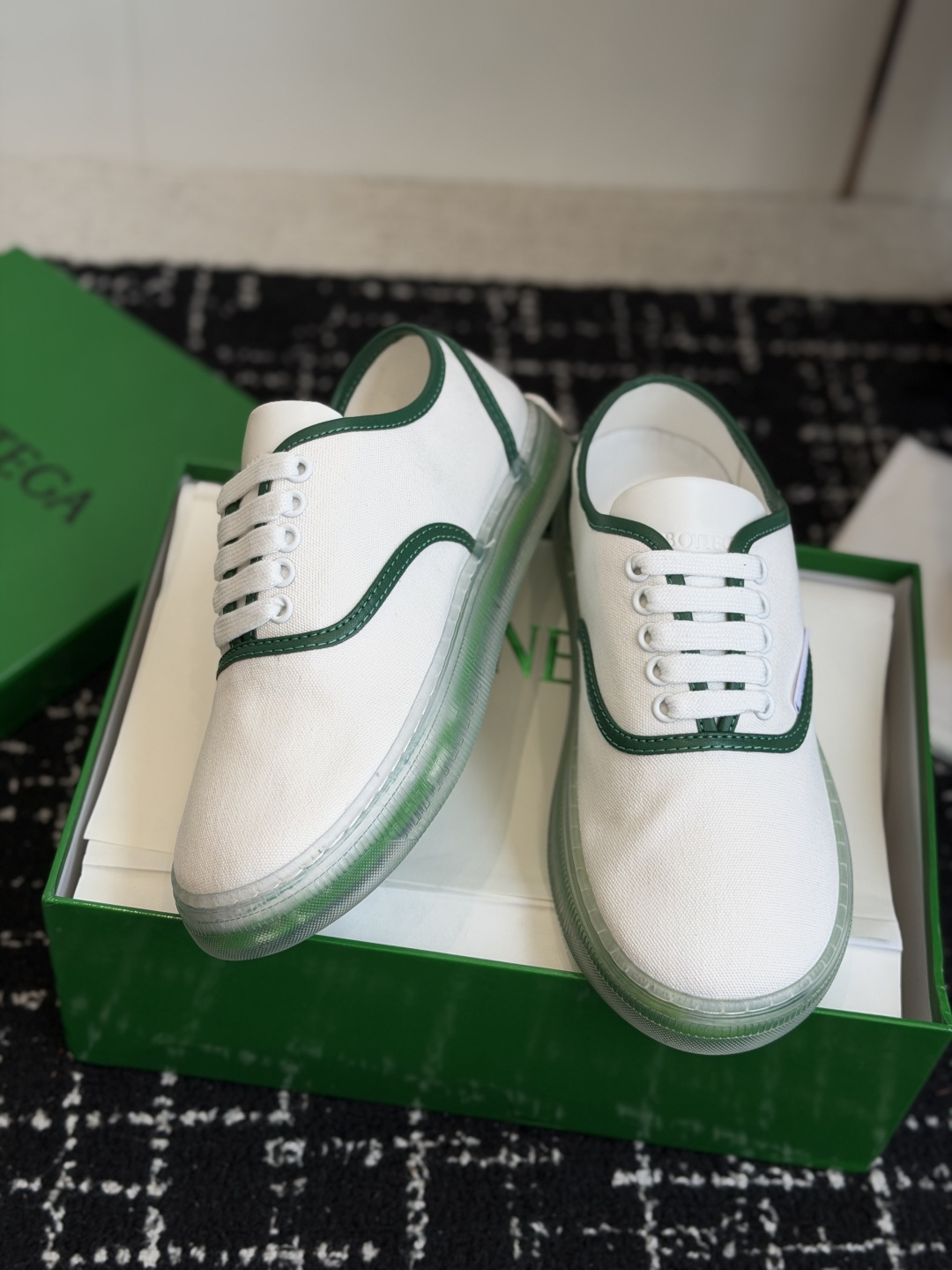 代购级 Bottega Veneta葆蝶家26ss 新款帆布休闲鞋 非常清新的颜色,让人眼前一亮,久违的小白鞋来啦~约会 代购级 Bottega Veneta葆蝶家26ss 新款帆布休闲鞋 非常清新的颜色,让人眼前一亮,久违的小白鞋来啦~约会