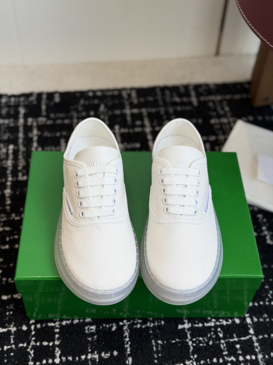 NO:921797,Purchasing agent level Bottega Veneta 26ss new canvas casual shoes. Very fresh color, eye-catching. The long-lost white shoes are here ~ date with white moonlight style!  Imported canvas for upper, canvas for lining, outsole TPU, size 35-41 (non-returnable for 40 and 41), casual shoes/sports shoes, bottega veneta, bottega veneta, sneakers19860909代购级 Bottega Veneta葆蝶家26ss 新款帆布休闲鞋 非常清新的颜色,让人眼前一亮,久违的小白鞋来啦～约会白月光款！ 鞋面进口帆布 内里帆布 大底TPU 码数35-41（40、41不退换）,休闲鞋/运动鞋,bottega veneta,bottega veneta,sneakers,Women's Shoes